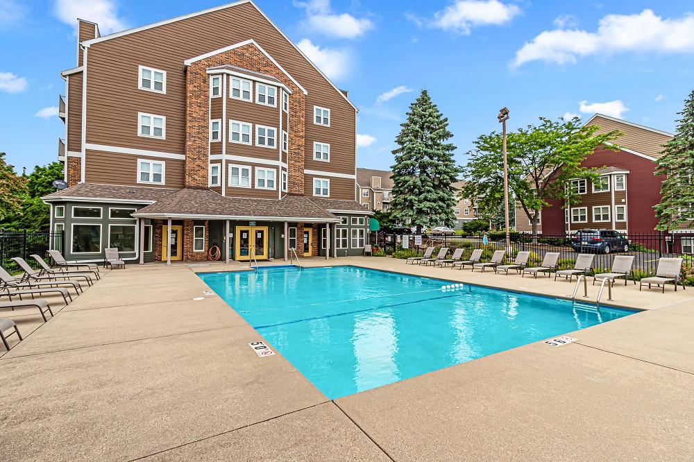 Pool & Clubhouse